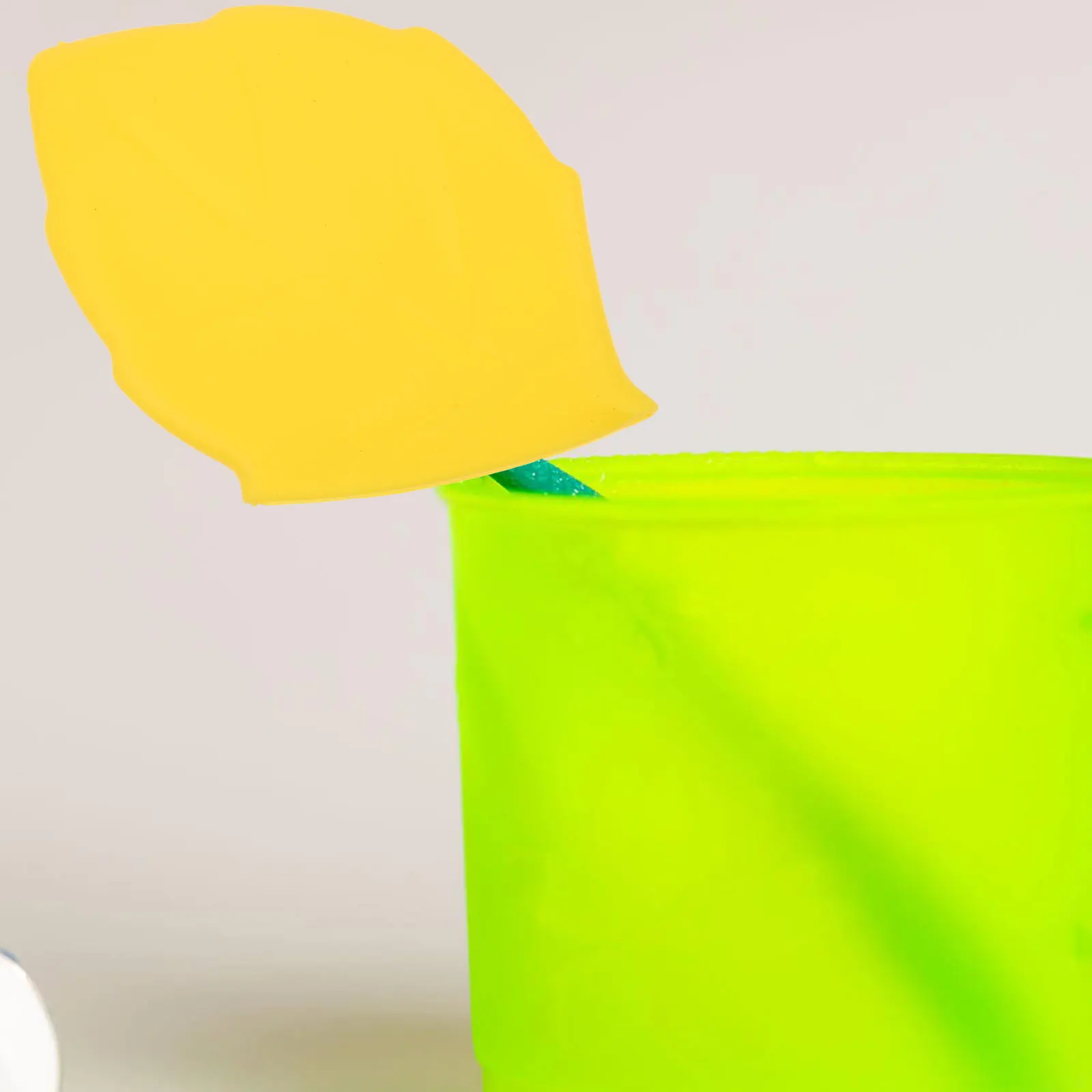 

4pcs Silicone Toothbrush Covers Maple Leaf Shape Durable Practical Travel Holders For Camping Hiking Outdoor Use