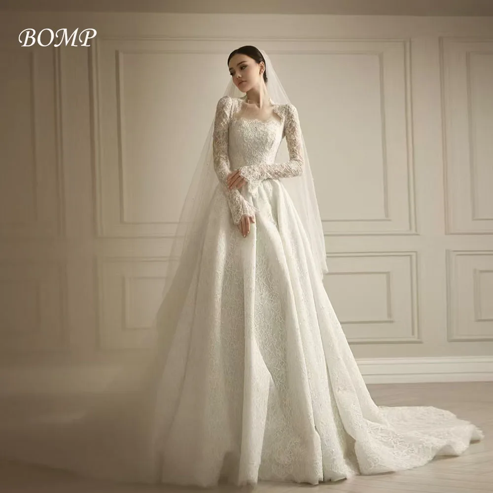 BOMP فستان زفاف فاخر من الدانتيل العاجي على شكل قلب وأكمام طويلة وأزرار ثنيات سويب تراين فستان زفاف مخصص رائع