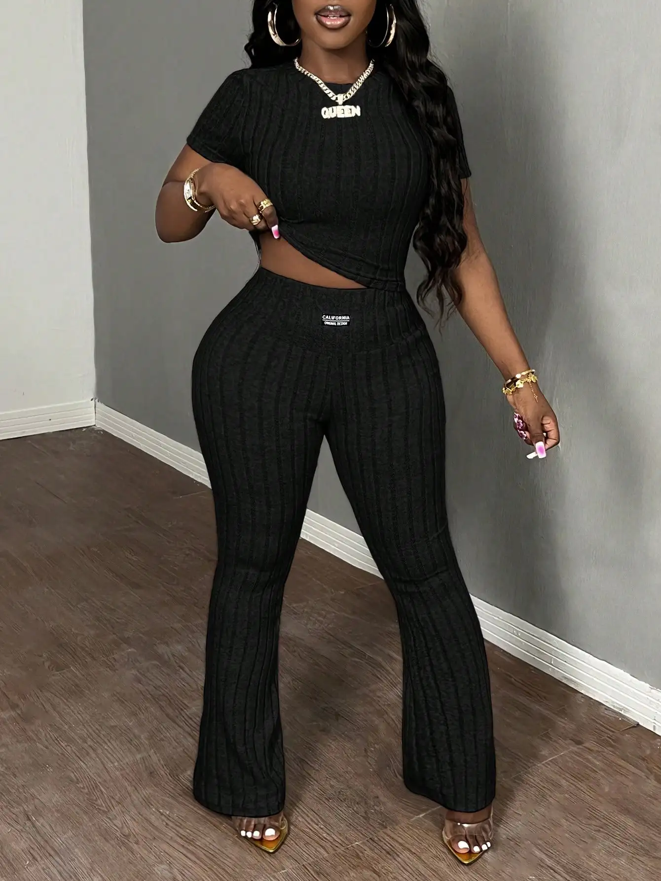 Tuta in Maglia Nera a Coste con Maniche Corte e Gamba Svasata, Set Casual Chic da Donna