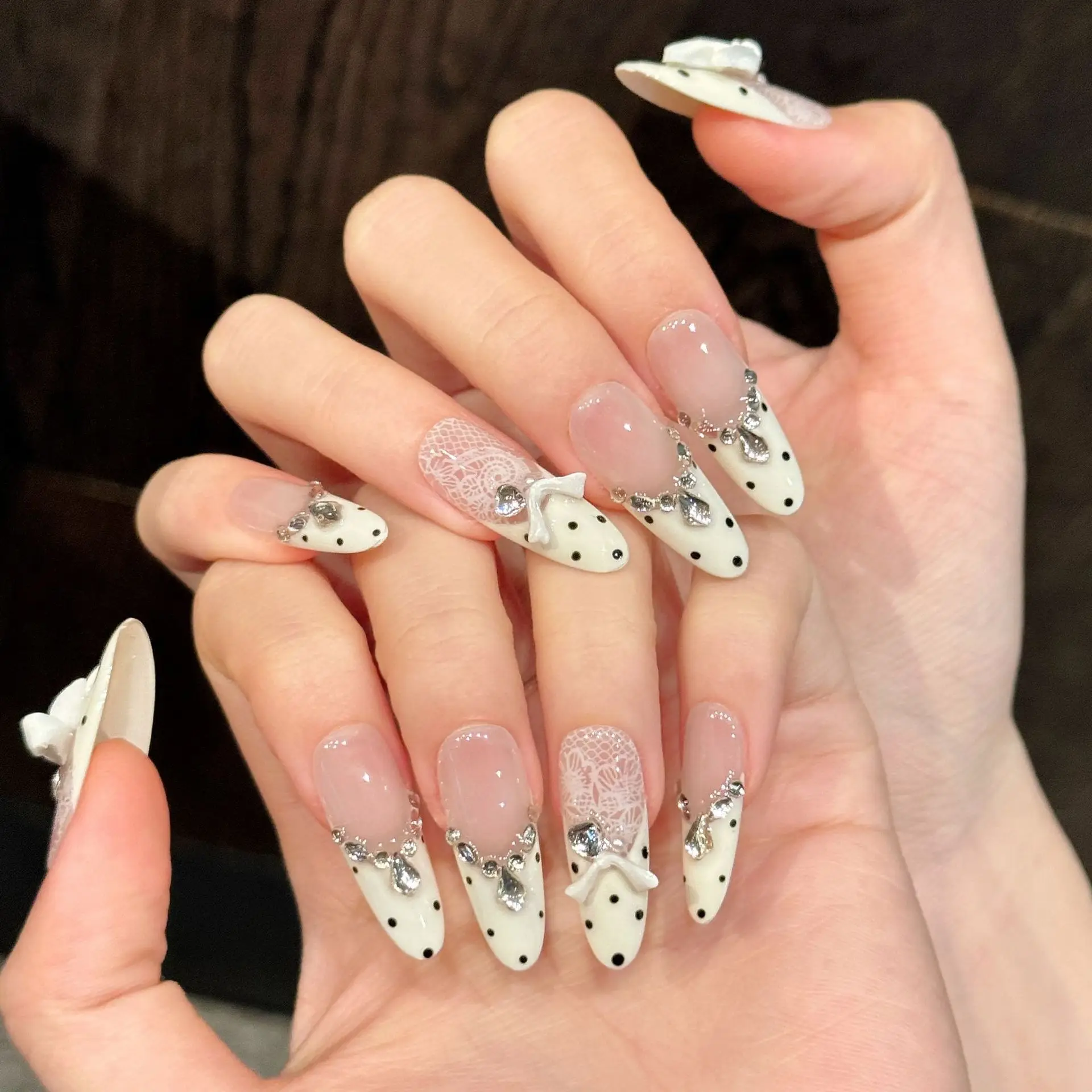 10 Stück ovale handgefertigte Press-On-Nägel, nackte rosa Katzenaugen-Schleifen-Diamantornamente, geeignet für Partys und den täglichen Gebrauch. – Detail 2