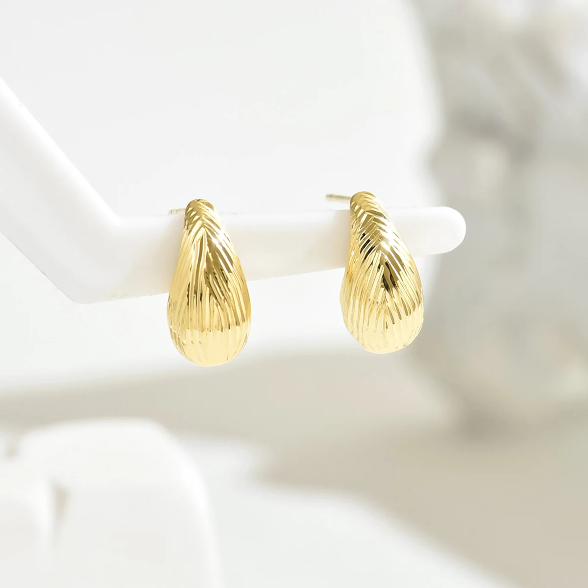 Classic C-shaped Small Flower Conch Stud Earrings Gold Color Chic Posting Earrings Metal Geometric Temperament Party Jewelry image 6