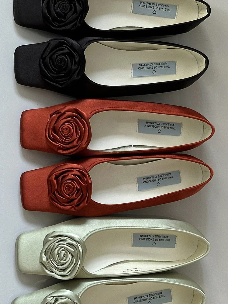 

Ele Satin Slip-On oes с розовым узором. Нежные и изысканные туфли на плоской подошве для молодых женщин. Удобная модная обувь.