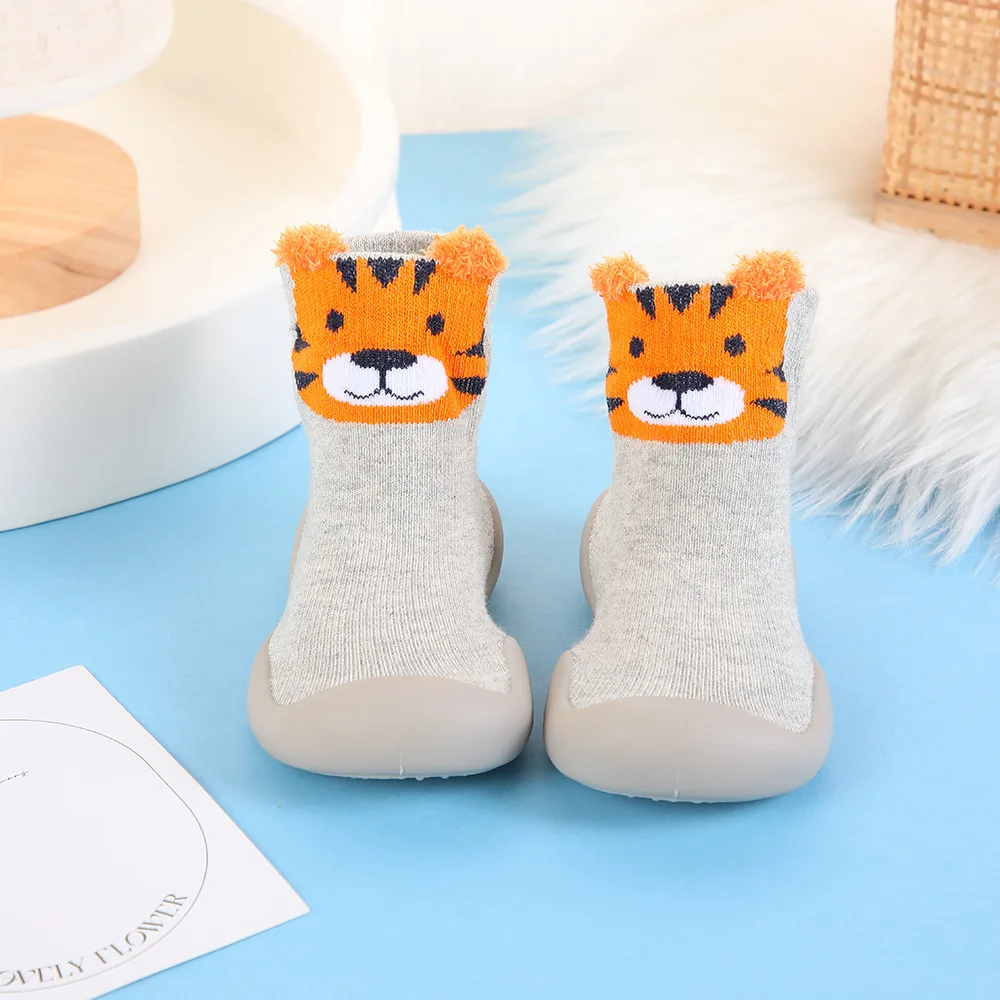 Meias de desenho animado Mid-Calf versão coreana para bebês, sapatos interiores para crianças, fundo macio, meias antiderrapantes, crianças pequenas e outono