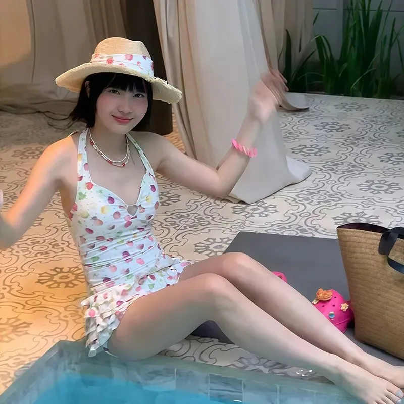 

Женский комплект из топа с фруктовым принтом и мини-юбки с рюшами, пляжный наряд из двух предметов