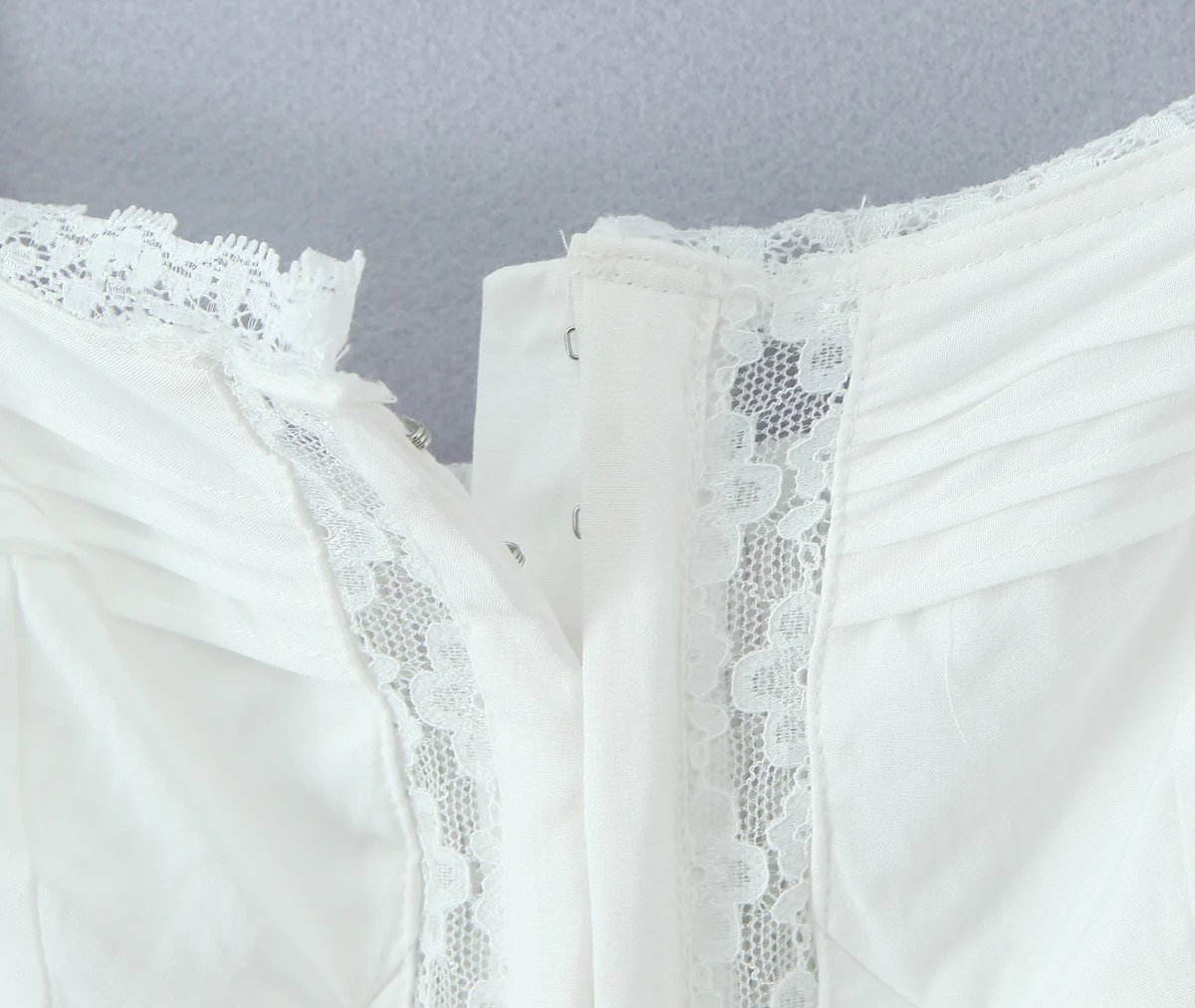 Sexy branco emendado renda mini estilingue vestido feminino slash colarinho metal gancho botões 2 camadas bolo hem a linha vestidos curtos femme robe