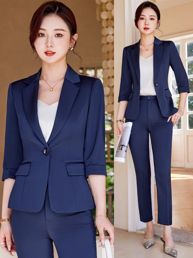 

Синий профессиональный женский костюм-тройка с рукавом три четверти: пиджак, брюки и жилет. Стильный деловой наряд для работы. Весна 2026.