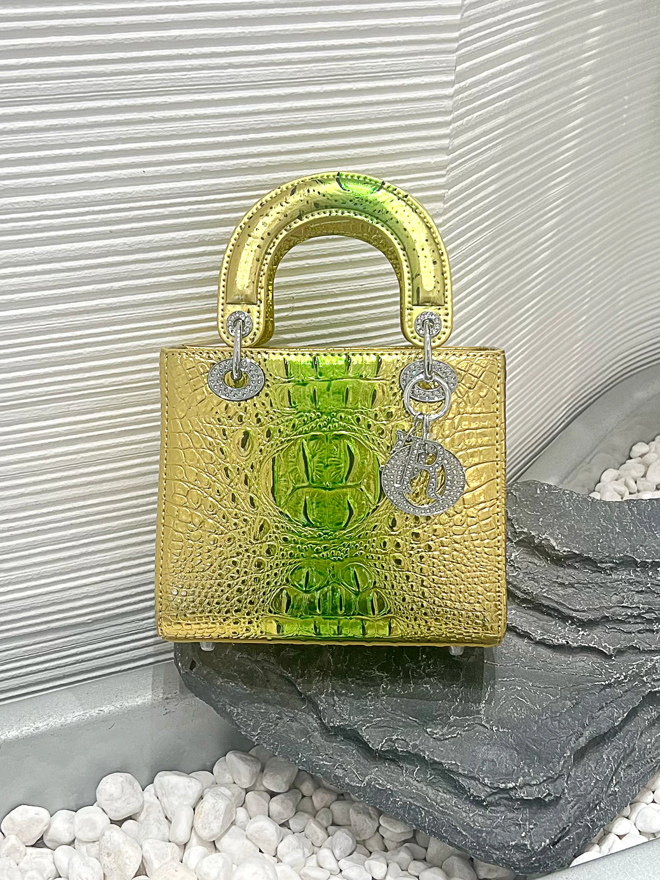 

Fashionable luxury,niche personality, crocodile pattern dinner party, diamond inlaid handbag design, three-dimensional