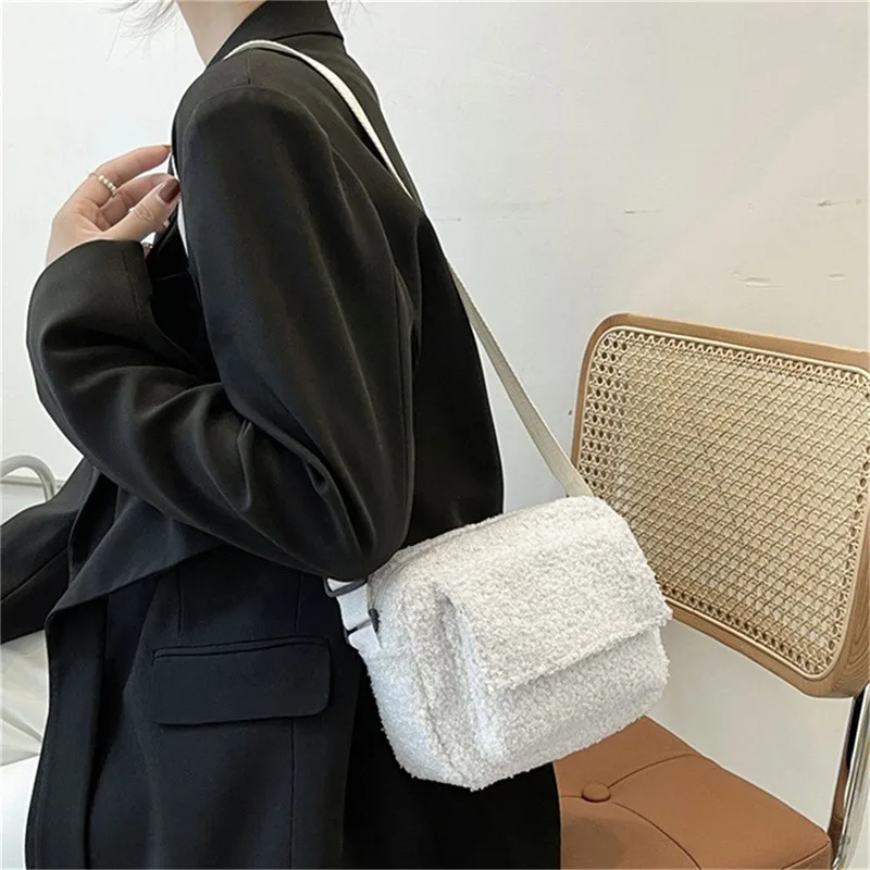 New Plush Fabric Women\'s Shoulder Crossbody Bag Small Fashion Lambs Wool Fluffy Fur Winter Female Bag Designer Handbags