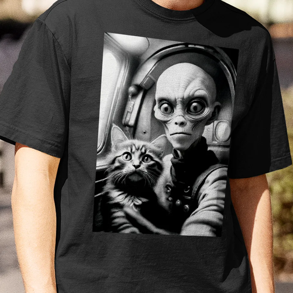 Alien Cat Selfie Funny UFO Flying Saucer Men's T-Shirt Women Tee Gift Grhic