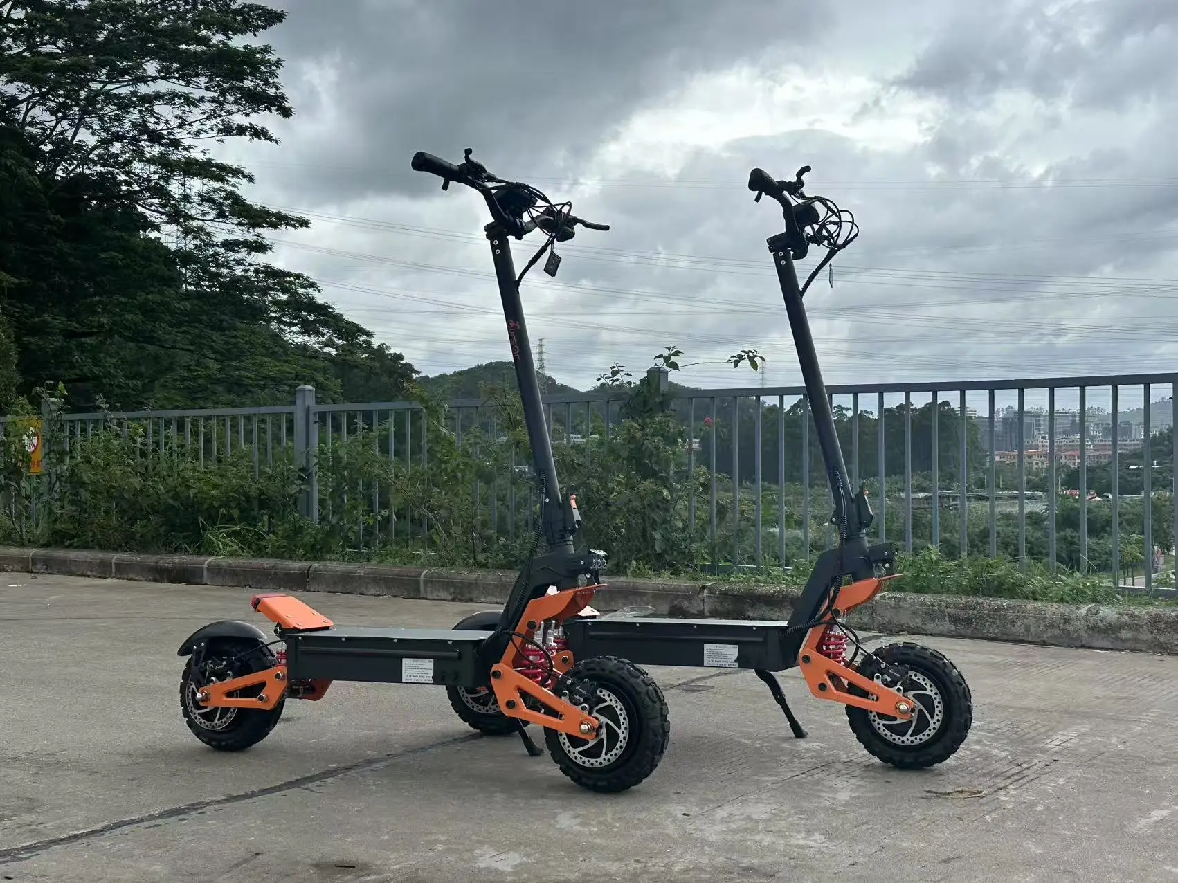 โรงงาน STLF ประเทศจีน ขายส่งสกู๊ตเตอร์ไฟฟ้ามอเตอร์คู่ 6000w ความเร็วสูง ระยะไกล สำหรับขับขี่ออฟโรด