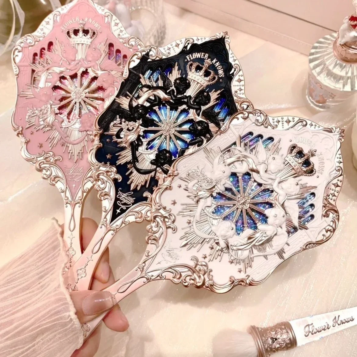 

Flower Knows Little Angel Collection Hand Mirror 3 Types Exquisite Relief Makeup Tools Pink Black White Alloy Injection Molding