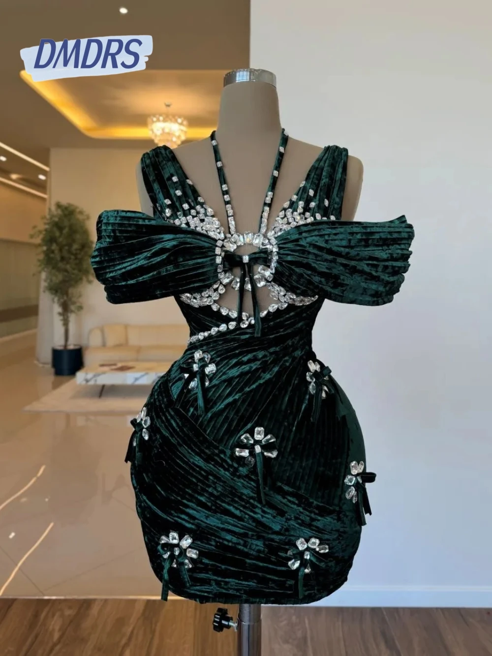 

Green Pleated Velvet Off Shoulder Cocktail Dress Sexy Crystals Tank Sleeves Exclusive Women Evening Wear Customized Homecoming