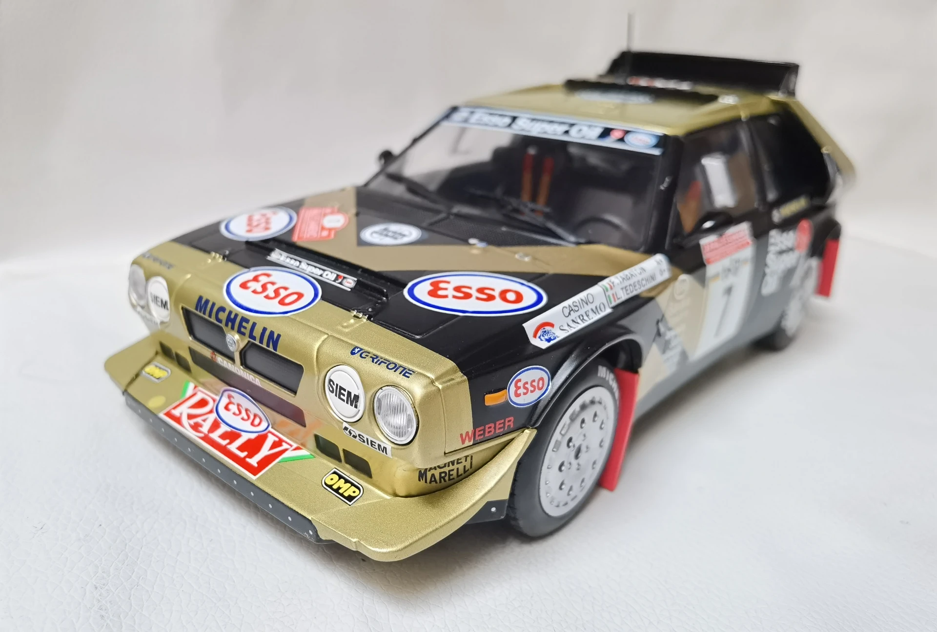 

Diecast T9 TRIPLE9 1/18 Scale LANCIA DELTA S4 Blue Flag Racing Alloy Car Model Collectible Toy Gift Souvenir Display Ornament