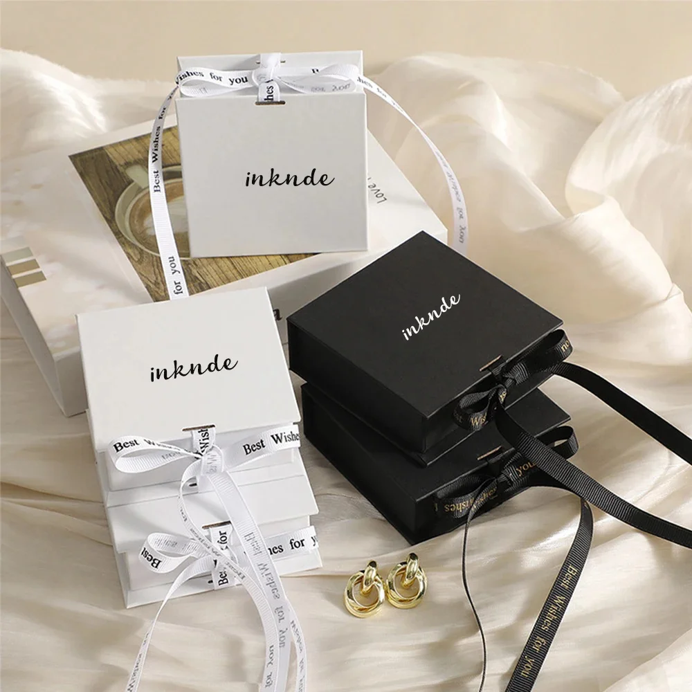 

Custom Logo 9.3×9.5×3.5cm Jewelry Flip Gift Box With Ribbon Earrings Rings Bracelet Parfum Stud Pendant Necklace Organizer Case
