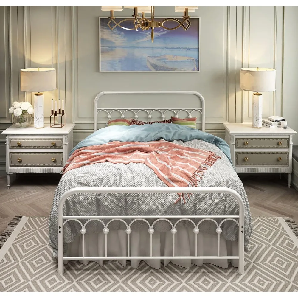 โครงเตียงเหล็กดัดสไตล์วินเทจขนาดเต็มพร้อมหัวเตียงและที่วางเท้า ฐานแบบแท่น สีขาว