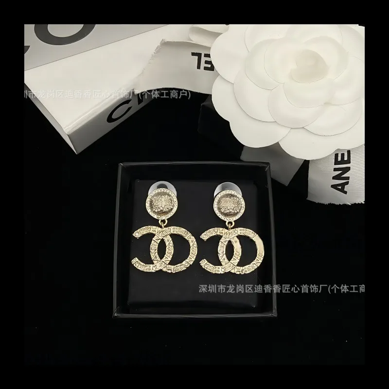 

Double Relief Pearl Stud Earrings Female Niche Design High-end Light Luxury Earrings Silver Needle High Version