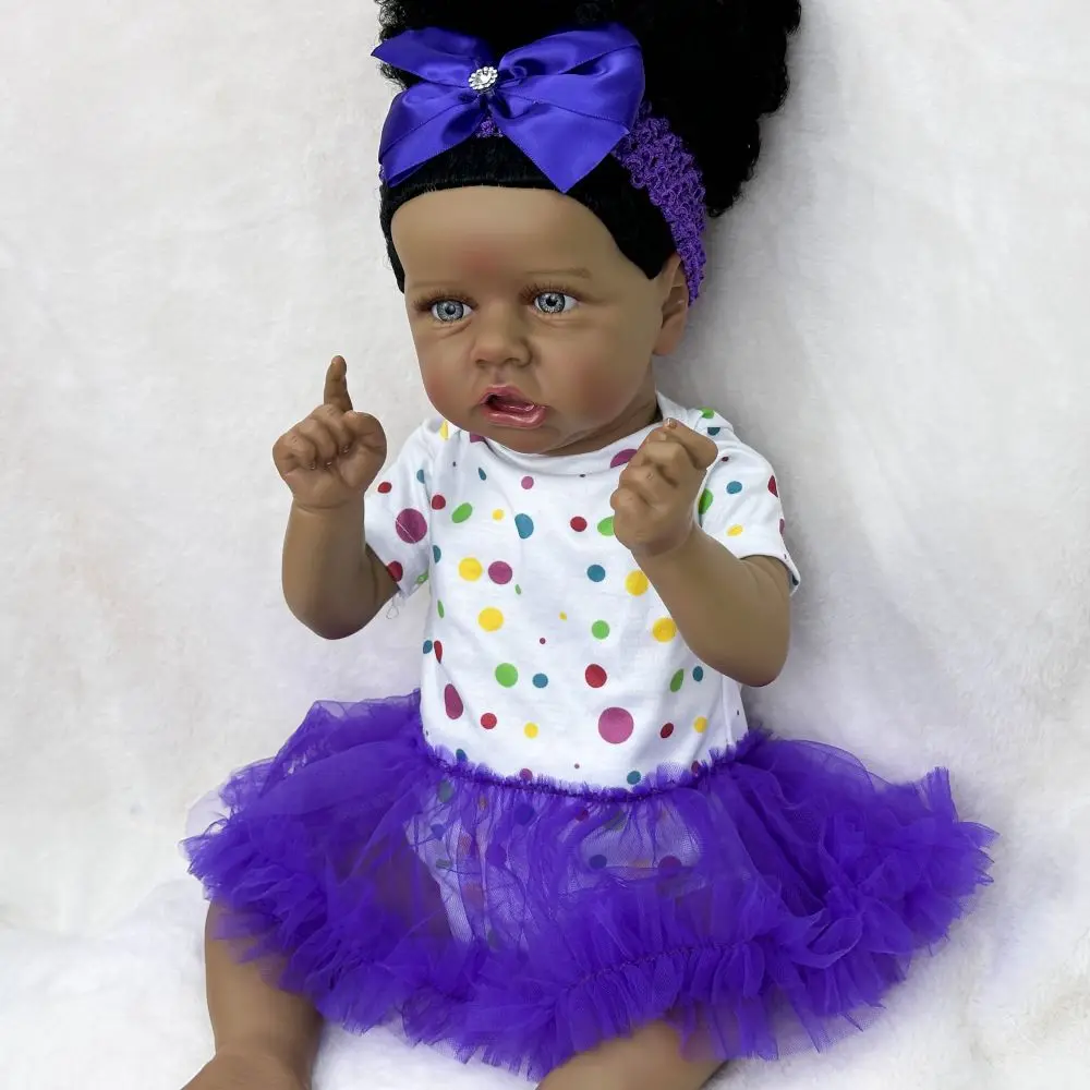 Brinquedo de boneca reborn de vinil preto de 22 polegadas, edição rara, vestido roxo, pele preta realista e características faciais, embalagem de caixa colorida