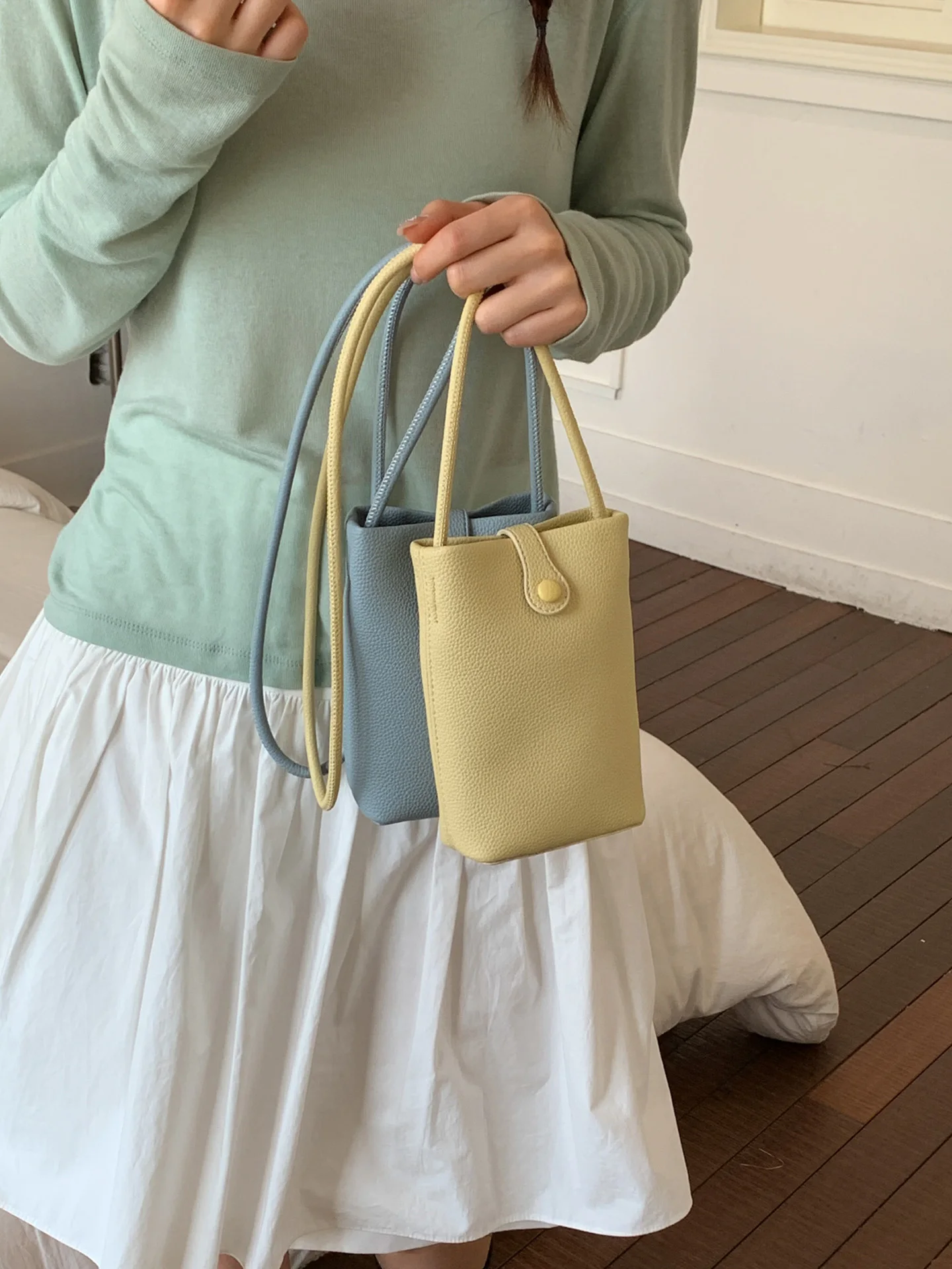

Lightweight Compact Women's Crossbody Bag Simple Summer 2026 Fashionable Walking Phone Bag Casual Style Magnetic Closure