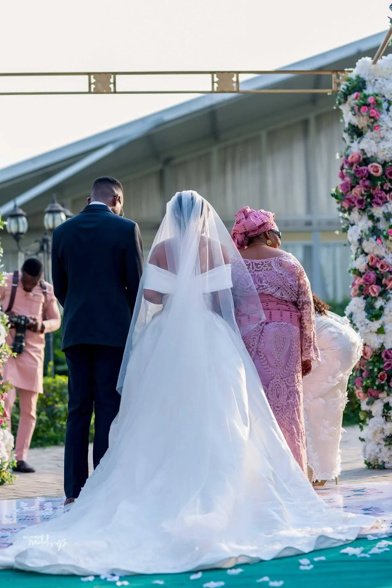 Robe de Mariée en Satin Personnalisée avec Ceinture Perlée, Vêtement Éducatif avec Traîne de Balayage pour Patients Africains