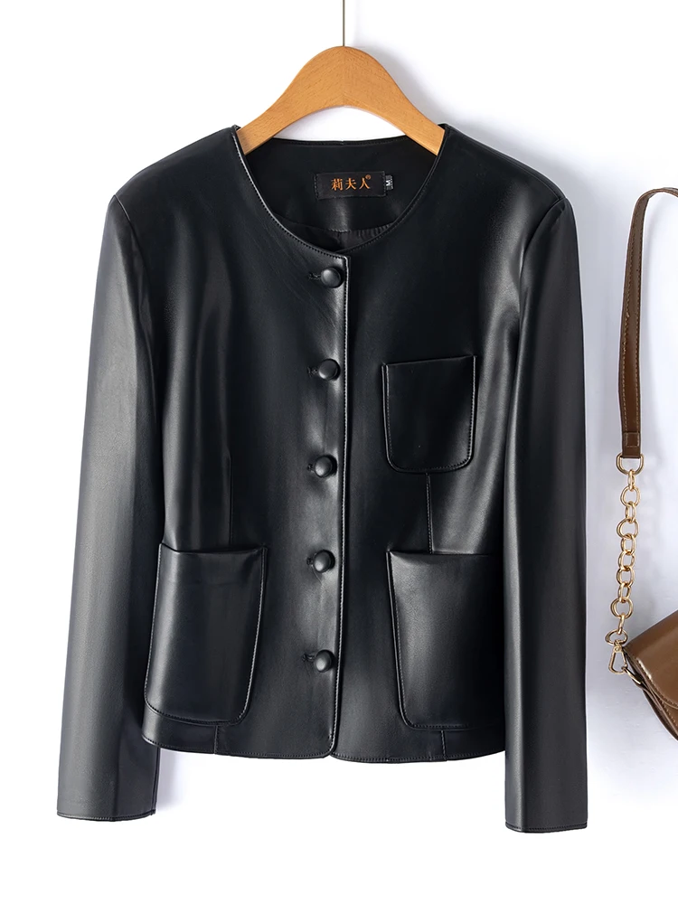 

Модная женская куртка из натуральной кожи с круглым вырезом, из овчины, в байкерском стиле, приталенная, на одной пуговице, декорированная