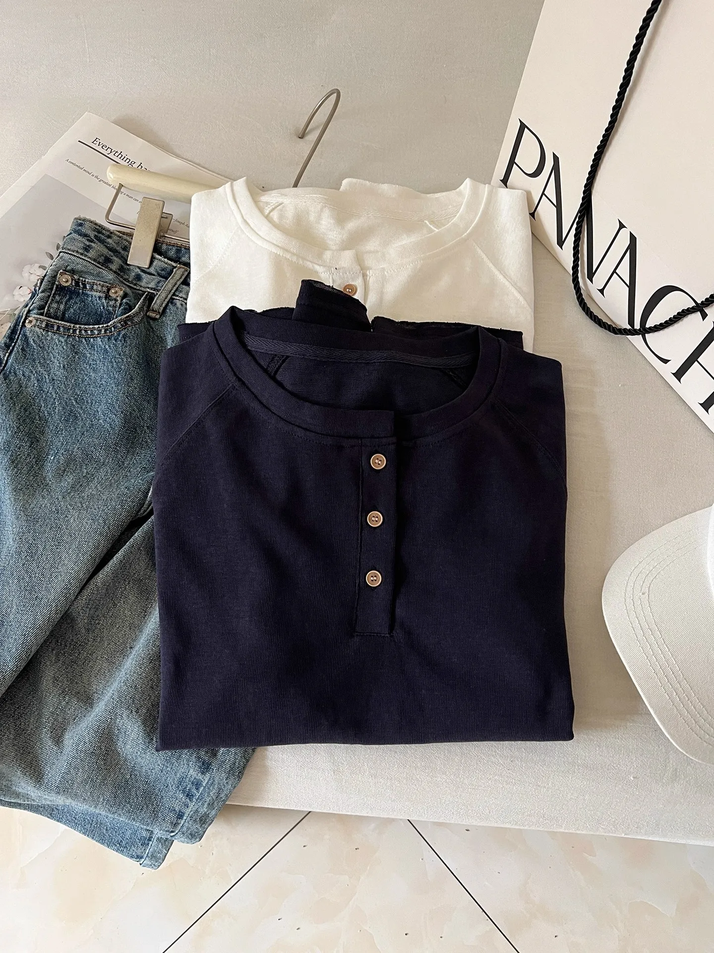 Camiseta Feminina Casual Simples de Manga Longa, Branca, Extra Grande, Estilo T-irt, com Decote Ombro a Ombro, Modelo Redondo Semiaberto, Modelo Pou Lazy, Modelo Ne Long Sve