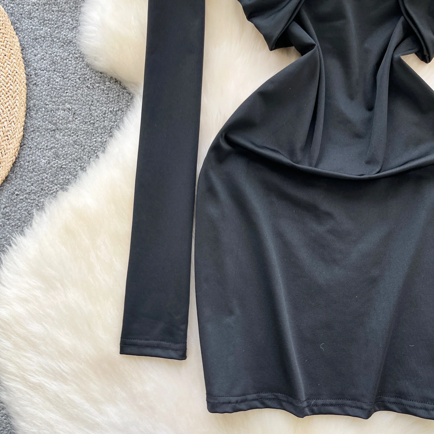 เดรสสั้นสีดำเซ็กซี่แบบมีรอยตัดแต่ง แบรนด์ Foamlina แฟชั่นผู้หญิง ตกแต่งไหล่ด้วยฟองน้ำ แขนยาว ทรงเข้ารูป เหมาะสำหรับงานปาร์ตี้และคลับ  คอลเลคชั่นฤดูใบไม้ร่วง 2025