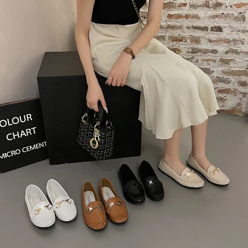 Spring and Autumn 2026 New Solid Color Leisure Non-slip Soybean Shoes Women's Metal Chain Decorative Soft-soled Flat Shoes