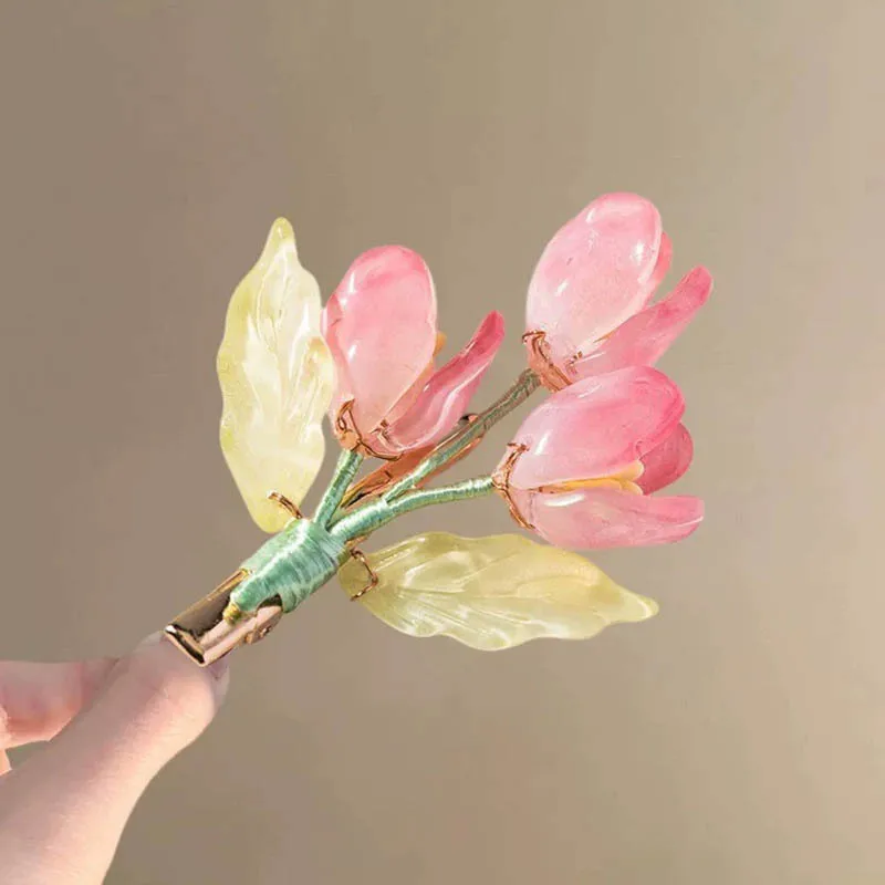 

The pink glass flower hairpin is a sweet and sophisticated ancient-style Hanfu with a side clip of a duck's beak