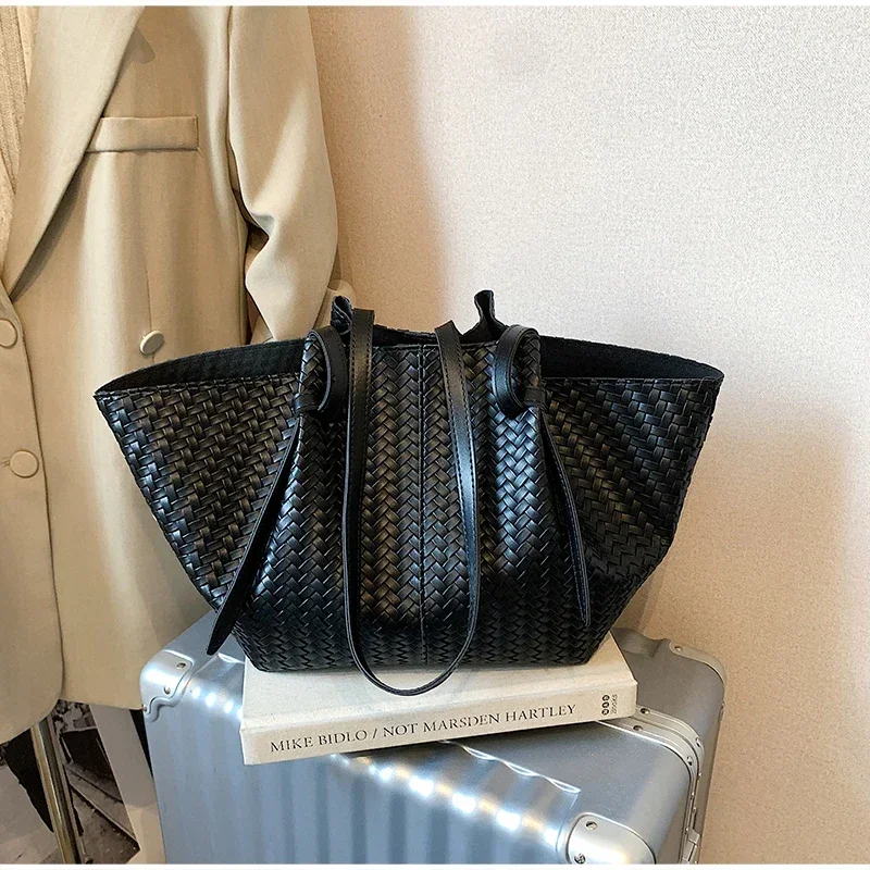 Strohgewebte Tragetasche im Wing-Stil, Designer-Umhängetasche für den Arbeitsweg, koreanische Sommer-Nischen-Handtasche mit großem Fassungsvermögen für Damen – Detail 8