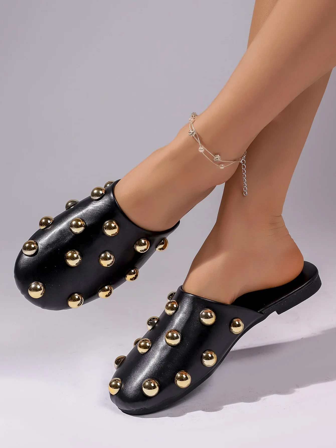 Bequeme Slip-On-Sandalen mit Metallnieten, lässige, abgedeckte Zehenpartie, weiche Gummisohle, flache Schuhe für den Alltag – Detail 24