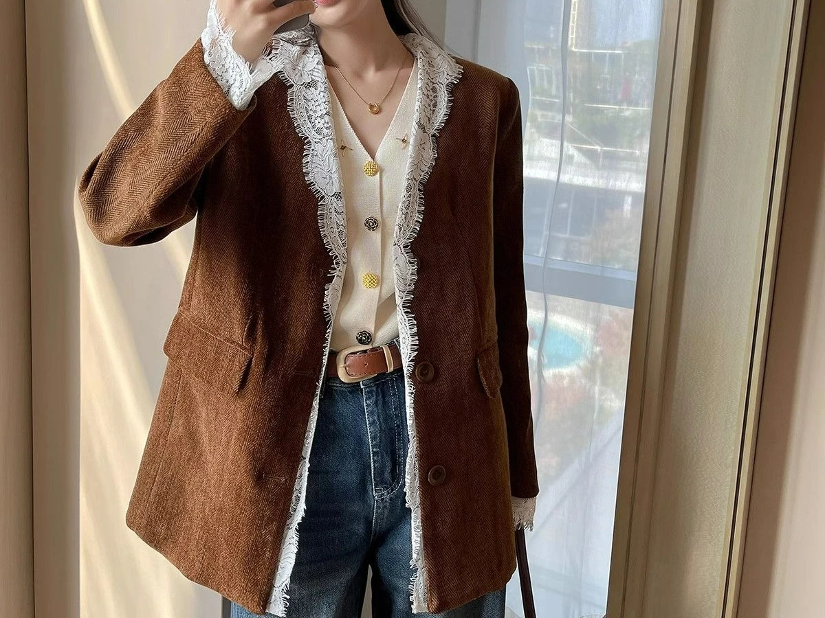 เสื้อสูทสไตล์ลำลองแบบใหม่สำหรับฤดูใบไม้ผลิและฤดูใบไม้ร่วง ปี 2025 ดีไซน์หลวม ตกแต่งด้วยผ้าลูกไม้