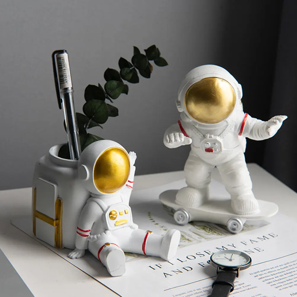 Decorative Resin Spaceman Sculpture Holding Heart Realistic Astronaut Ornament for Desktop Home Office Bedroom Gift and