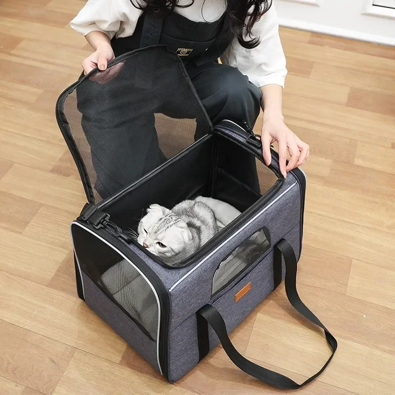 A  Portable cat carrier, breathable waterproof large capacity cat outing bag with pet pad