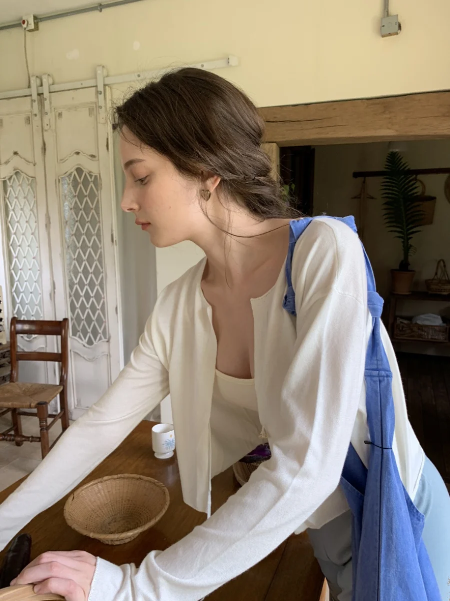 

Вязаный белый кардиган из смесовой шерсти с пуговицами-ракушками, на одной пуговице, в нежном стиле, с длинными рукавами, стандартный крой, из смесового кашемира