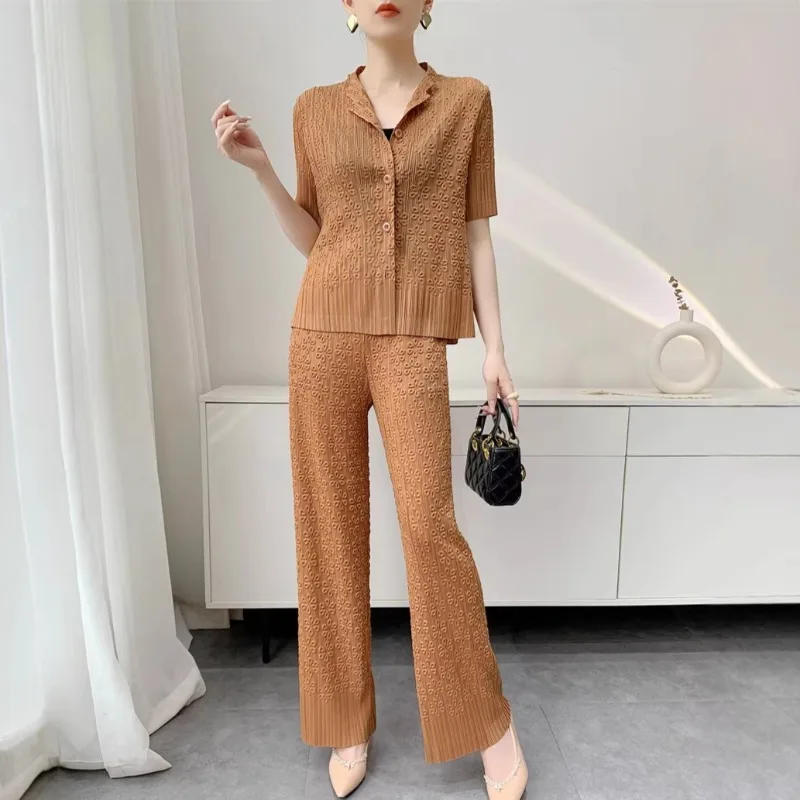 

Комплект женский: Оригинальная плиссированная футболка Miyake 2026 с тиснением, легкий топ с коротким рукавом и простые свободные прямые брюки на резинке