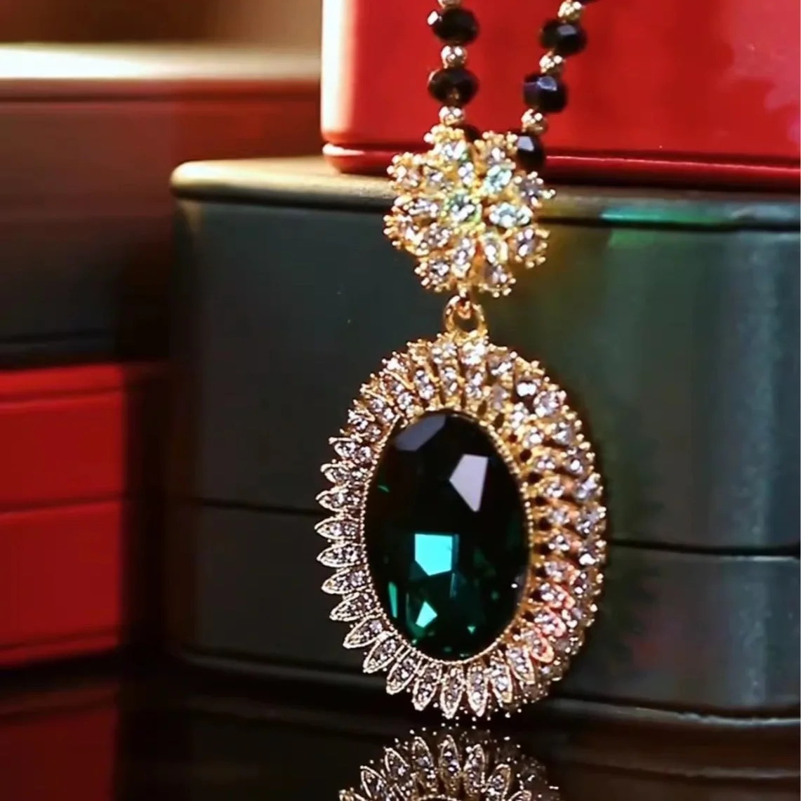 Vintage Emerald Round Oval Sweater Chain Black Beads Long Chain Necklace Women\'s All-match Clothes Pendant Accessories