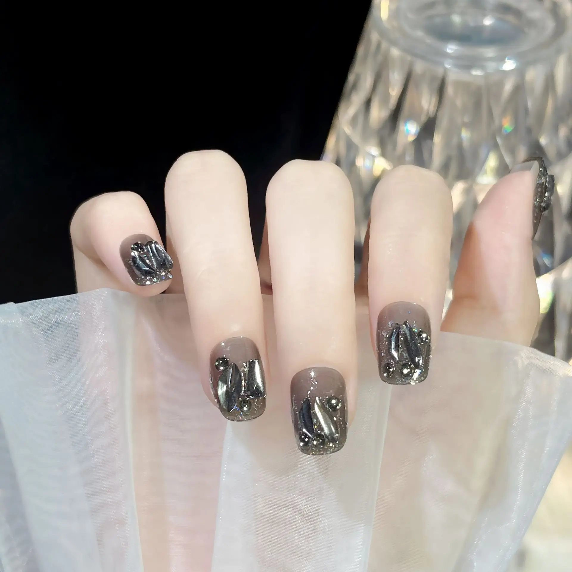 Summer Fresh Short Green Halo Dyed Small Flowers Dark Black Sweet Cool Nail Transparent Black Sparkling Powder Nail Patch