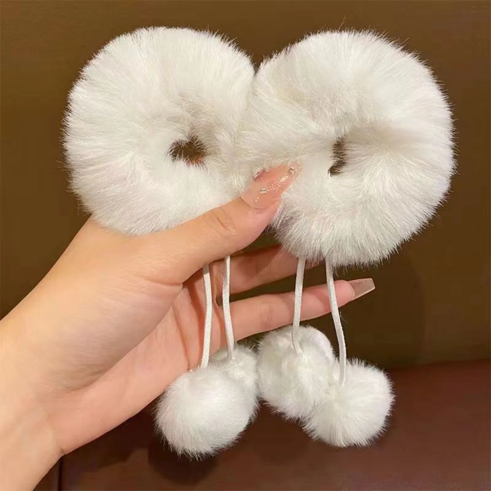 2 Stück flauschige Haarspangen mit Pompons, weiße Kunstfell-Haarnadeln für Damen, süße, trendige Haaraccessoires für Hochsteckfrisuren, modische Haarverzierung für den Winter. – Detail 3