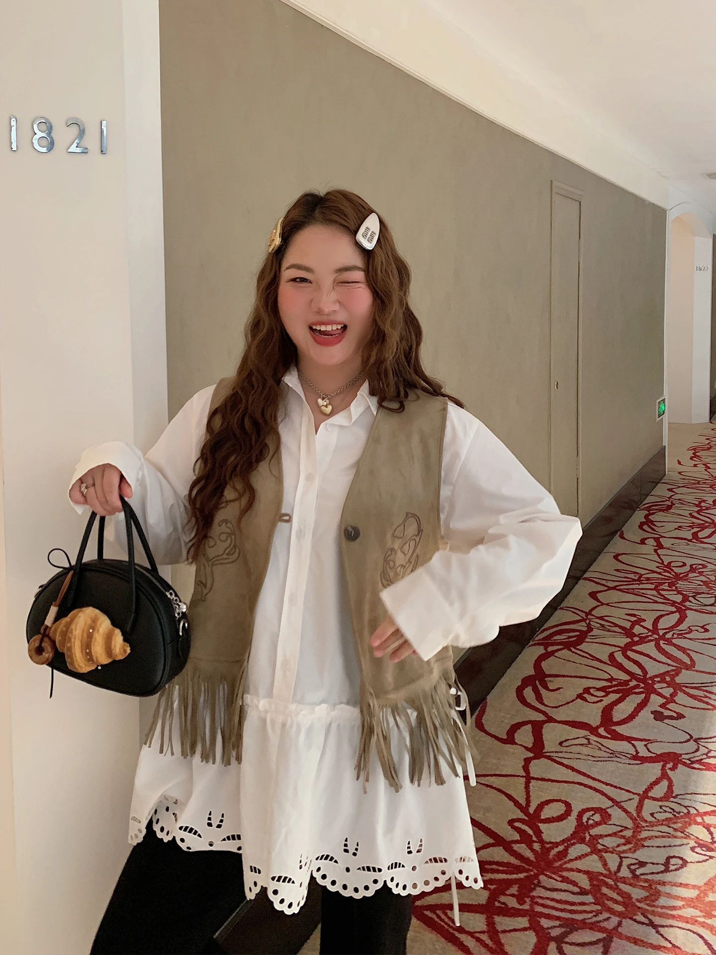 

Gold Da Zhi Embroidered Tassel Vest Women's Outerwear Autumn 2025 New plus Size Faionable Layered Wear V-Ne Polyester Blend