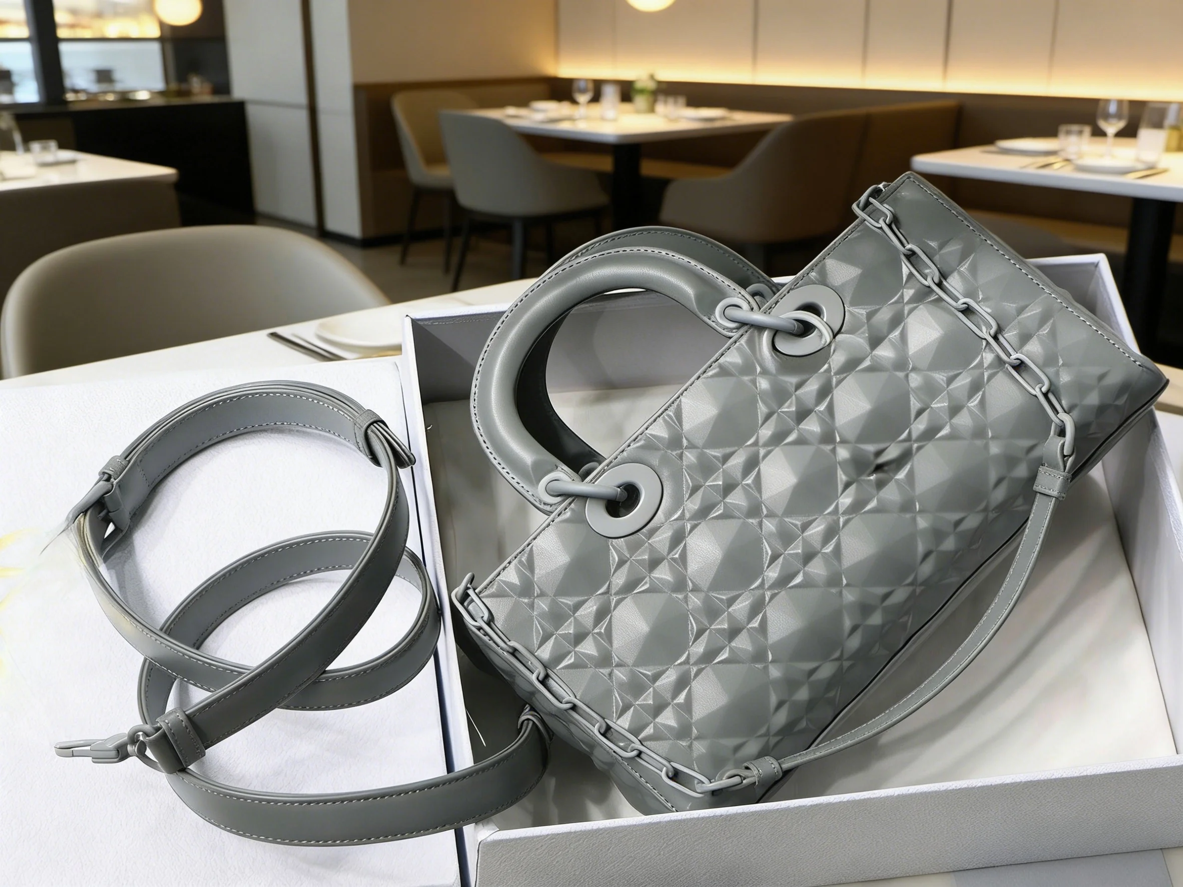 

Luxury Hand Bags Shoulder Bag For Women High-Quality Leather Classic Design With Secure Closure And Style.