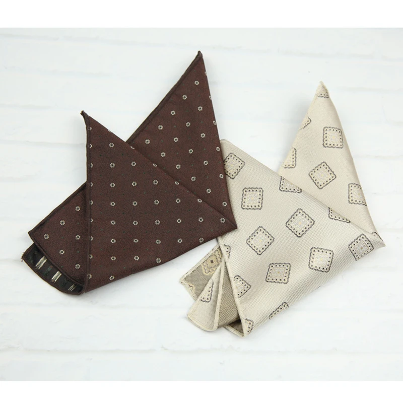 Abito da uomo d'affari formale da 23 cm Punti marroni Tasca quadrata Casual Poliestere Cachi Fazzoletto floreale Accessori per abiti Sciarpa sul petto