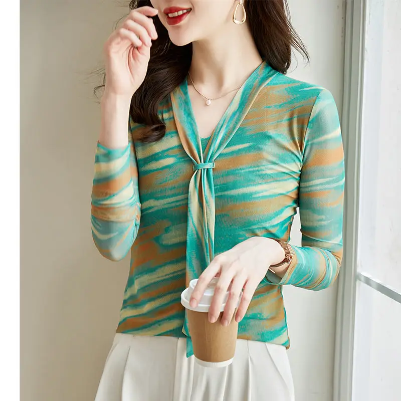 เสื้อตาข่ายสําหรับผู้หญิงเสื้อยืดคอวีแขนยาวเสื้อเบสเสื้อพิมพ์ลายอารมณ์อเนกประสงค์