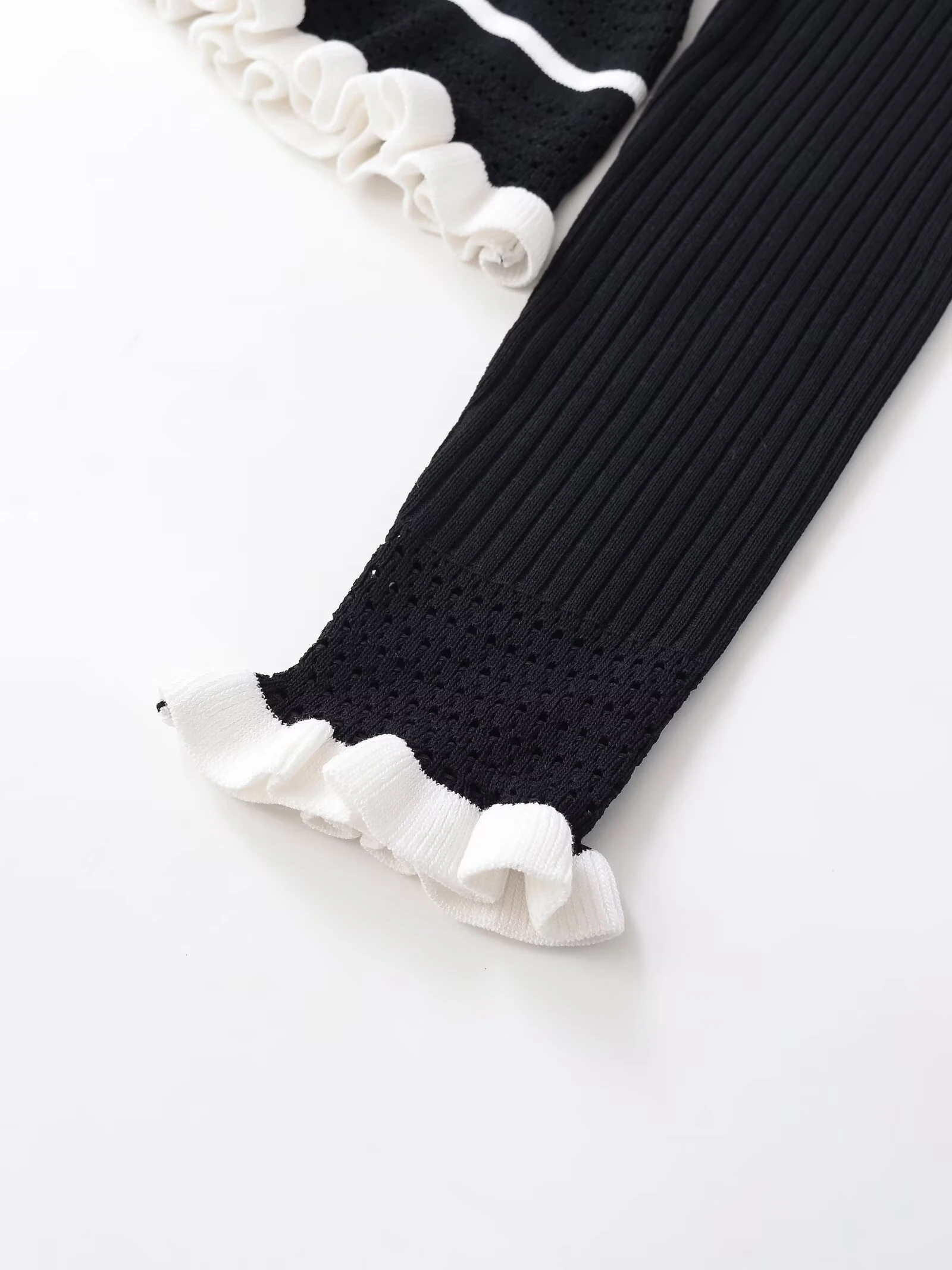 เสื้อยืดแขนยาวสไตล์ยุโรปและอเมริกาสำหรับผู้หญิง ดีไซน์ใหม่สำหรับฤดูหนาว ทรงเข้ารูป คอวี ลำลอง ผ้าถักแบบต่อผ้า