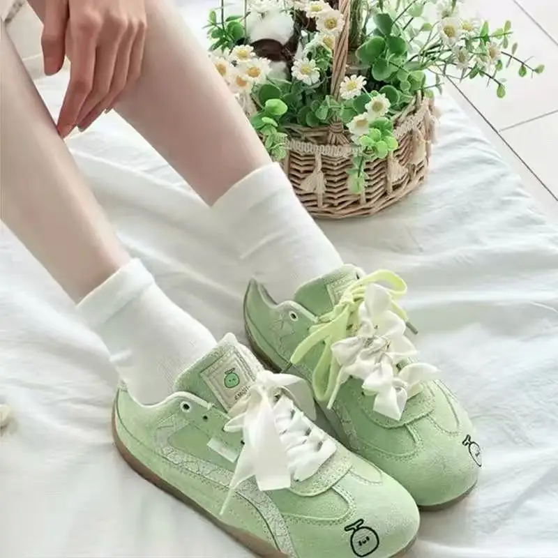 Y2K Vintage Rote Wildleder-Freizeitschuhe für Damen Niedliche Mini-Cartoon-Frucht-Stickerei Flache Laufschuhe Streetwear Alltags-Trainer