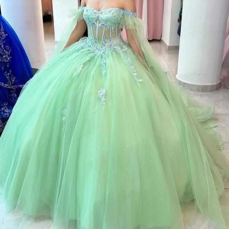 

Блестящие мятно-зеленые платья Quinceanera по индивидуальному заказу с открытыми плечами и кристаллами, кружевная аппликация, длинный хвост, тюлевой бант, Vestido 15, Quinceanera
