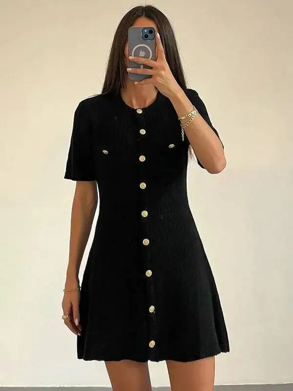 Mini abito bianco elegante lavorato a maglia per le donne Bottone in metallo Abito maglione sexy a costine sottile Abiti da festa per le vacanze Autunno Nuovo