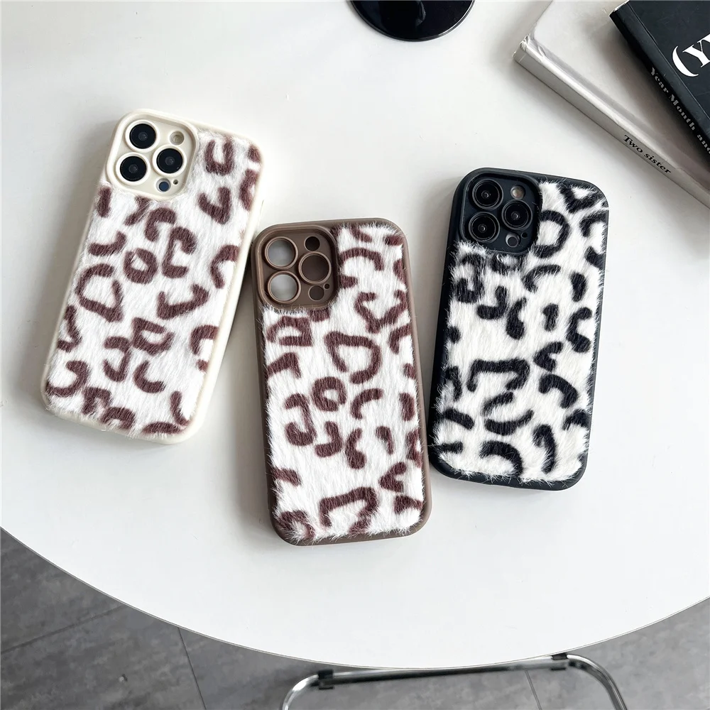 Luxury winter fluffy hand warmer peluche Leopard Zebra Tiger phone case per iphone 15 Pro 12 13 14 Pro Max 11 X XR 7 cover pelosa