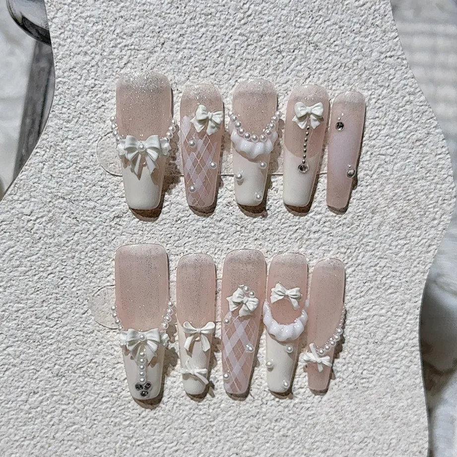 

Милый 3D жемчужный бант Французский пресс ручной работы на ногтях Милая клетчатая юбка Балетный длинный дизайн ногтей Блестящие белые накладные ногти из бисера