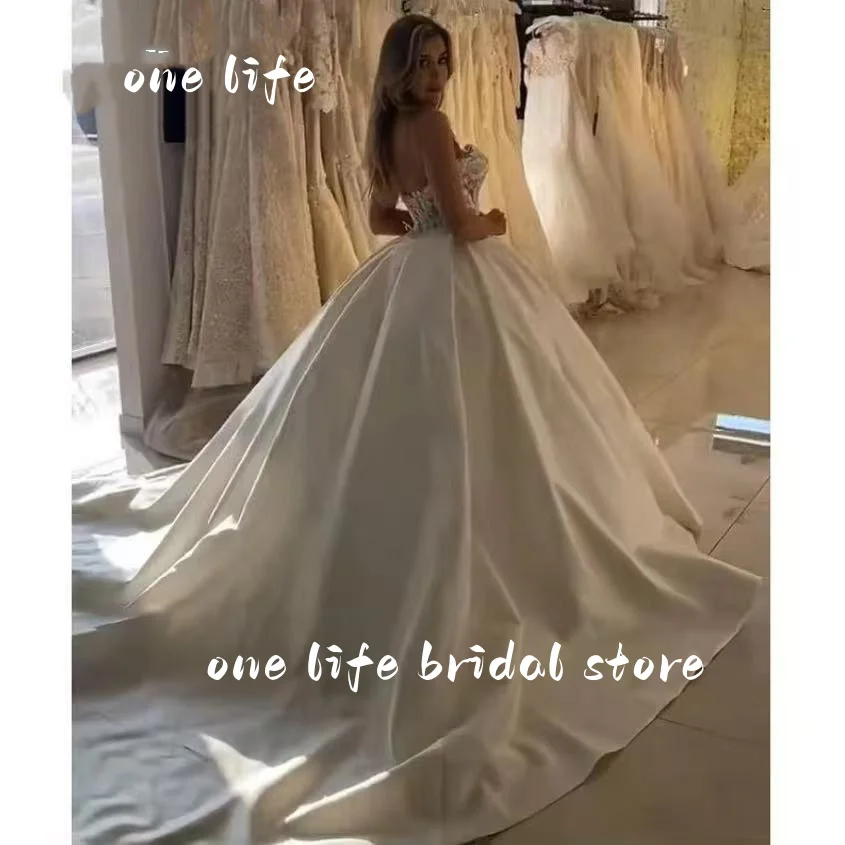 ONELIFE ボールガウン ウェディングドレス スイープトレイン カスタマイズされたレースアップリケ 恋人 フロアレングス ノースリーブ ベスティド・デ・ノビア
