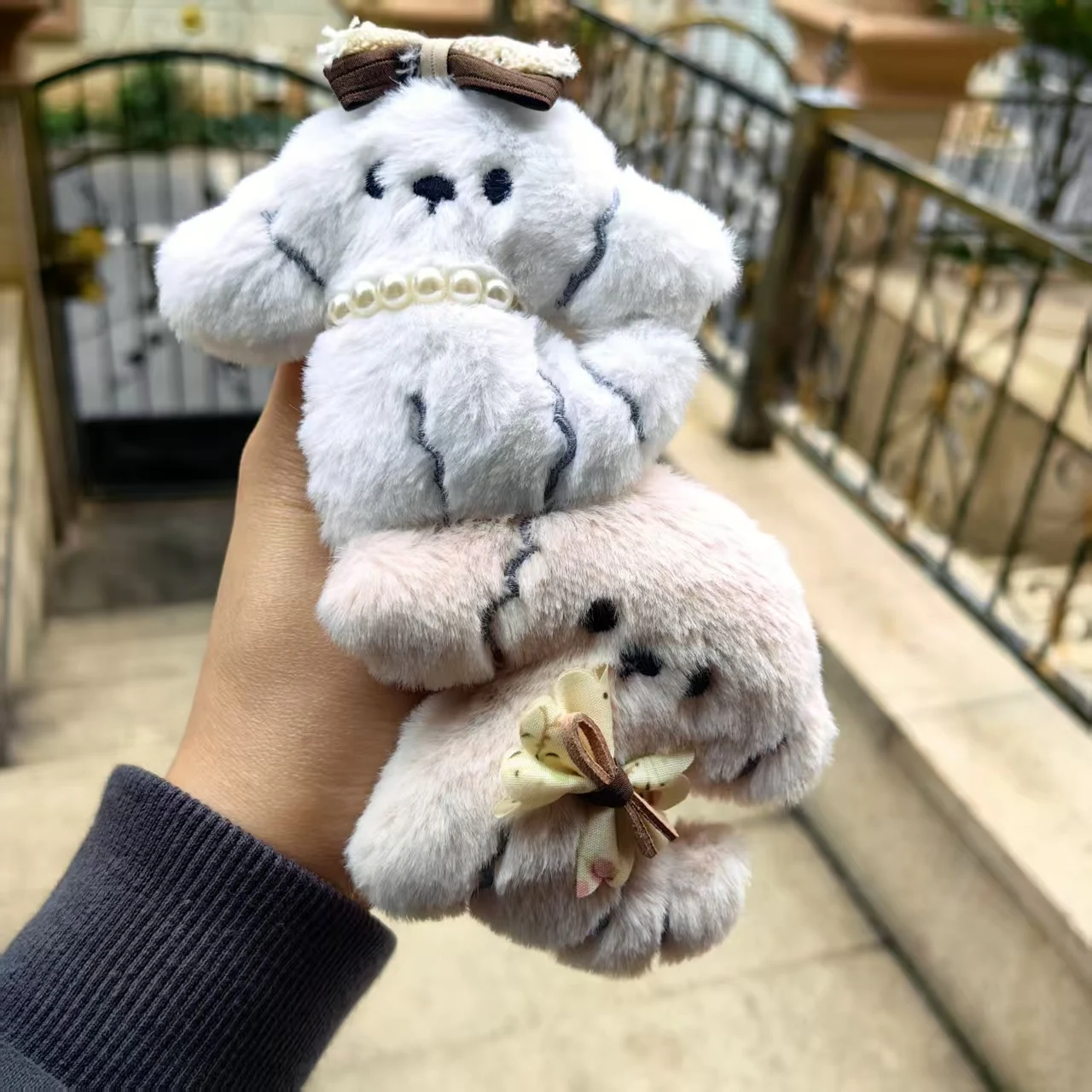 

Зимний пушистый жемчужный галстук для щенка, универсальный магнитный держатель, подставка для телефона, поддержка iPhone 17 16, для Pad Magsafe Smart Tok